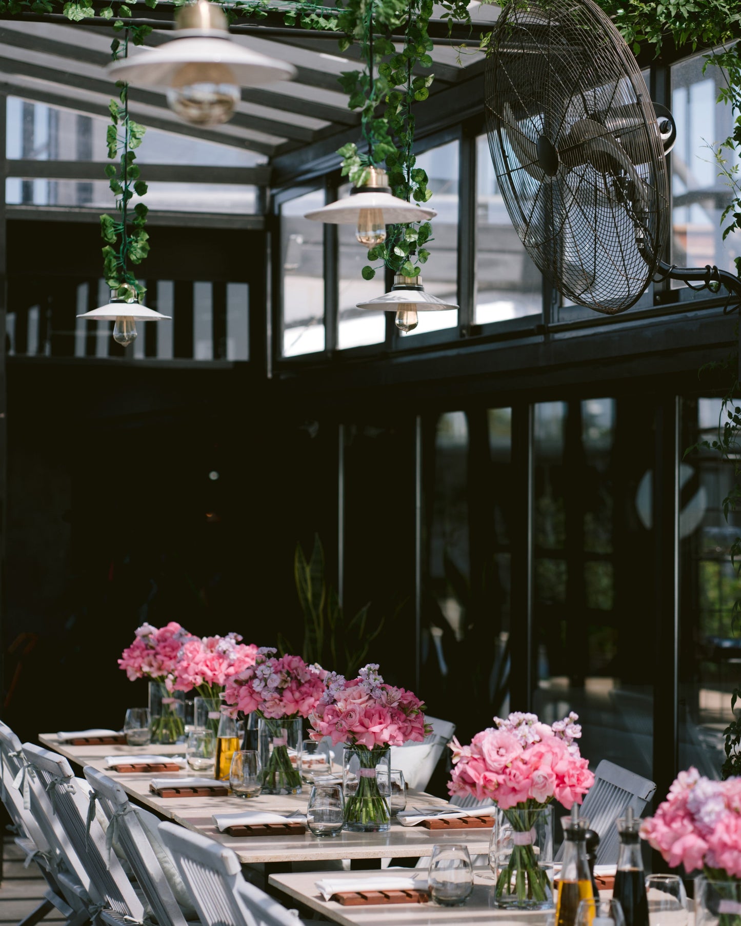 Event table decoration in bright pink colors