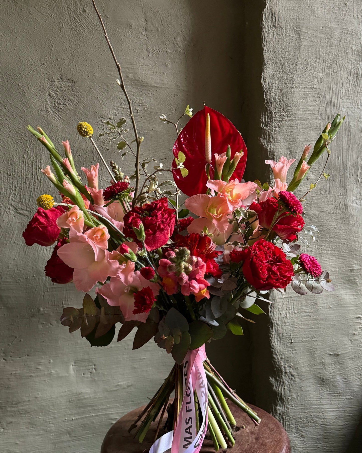 Ramo rojo y melocotón con anthurium