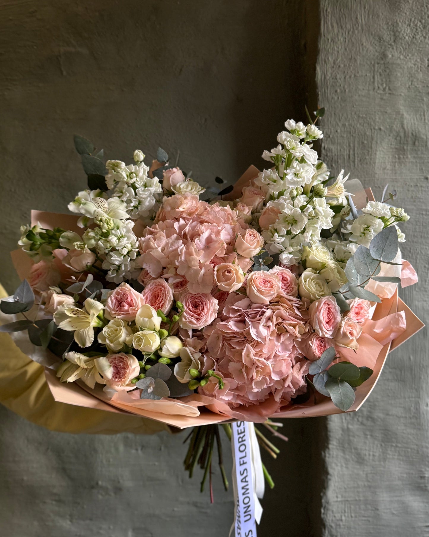 Bouquet mixed flower peach & white gift wrapped