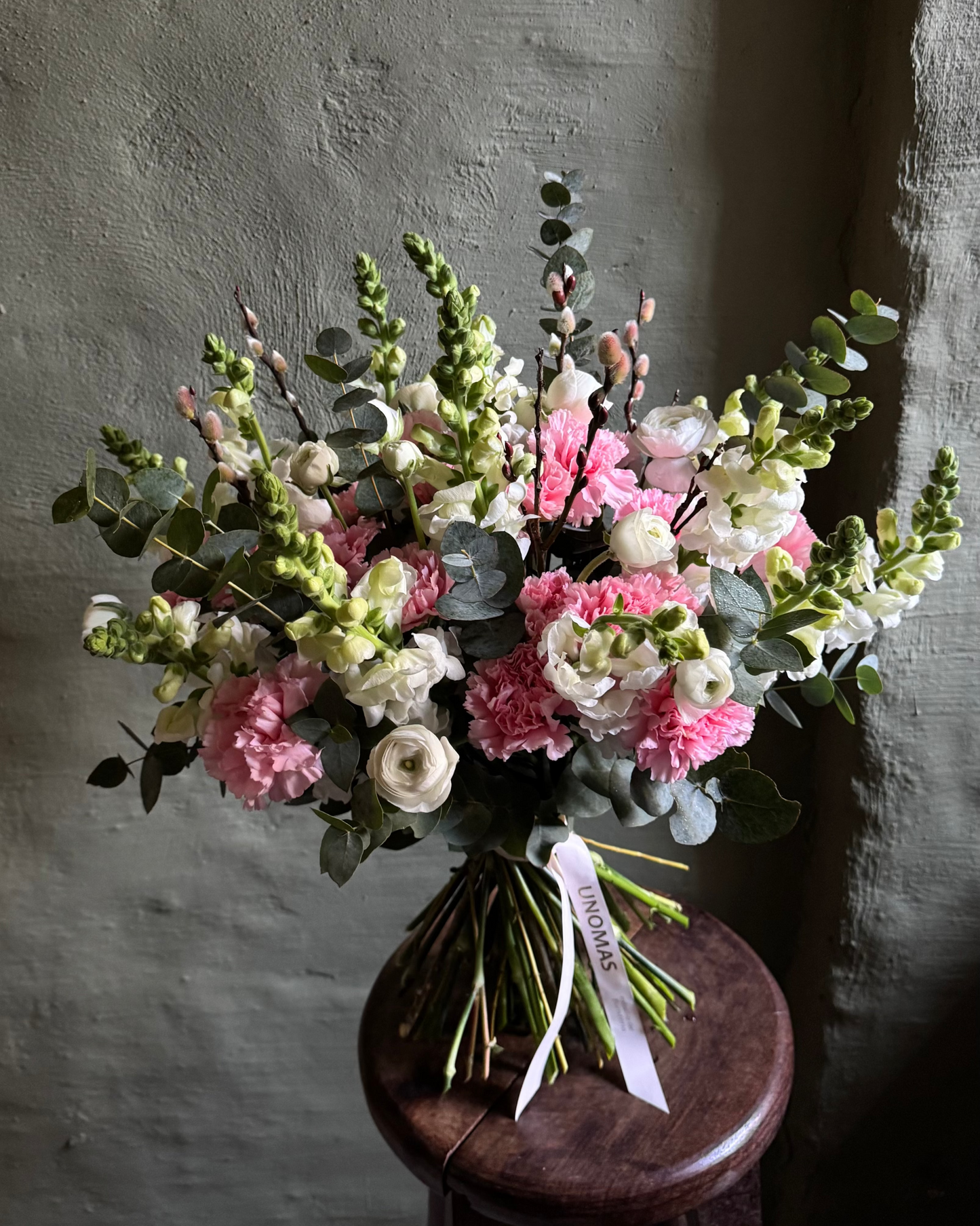 Ramo de flores mixtas en tonos rosa y blanco con cinta