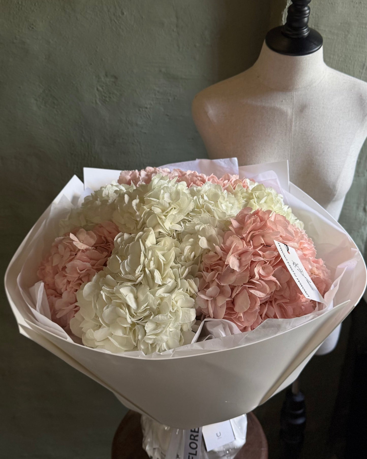 Bouquet mono with hydrangeas 9 pcs gift wrapped