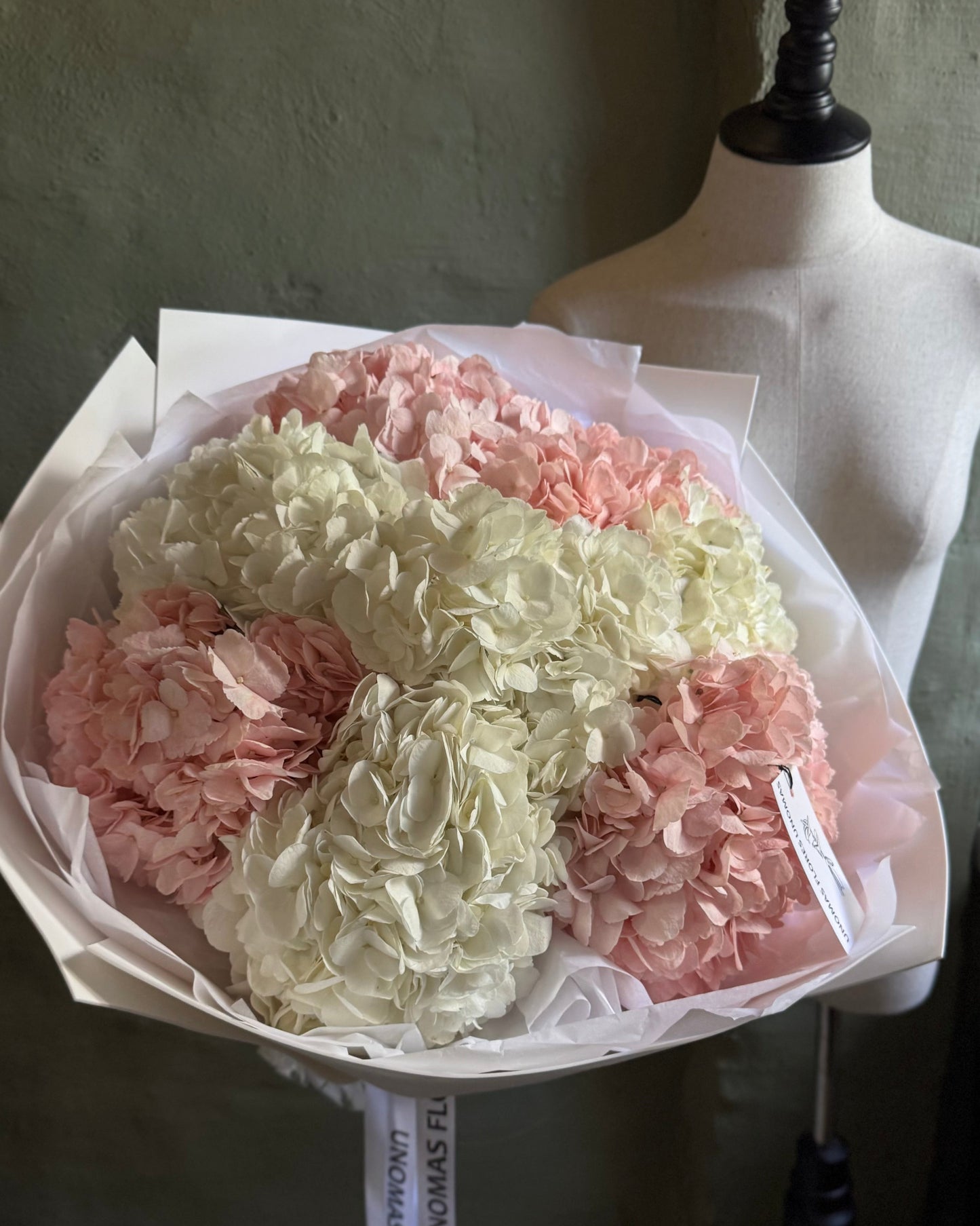 Bouquet mono with hydrangeas 9 pcs gift wrapped