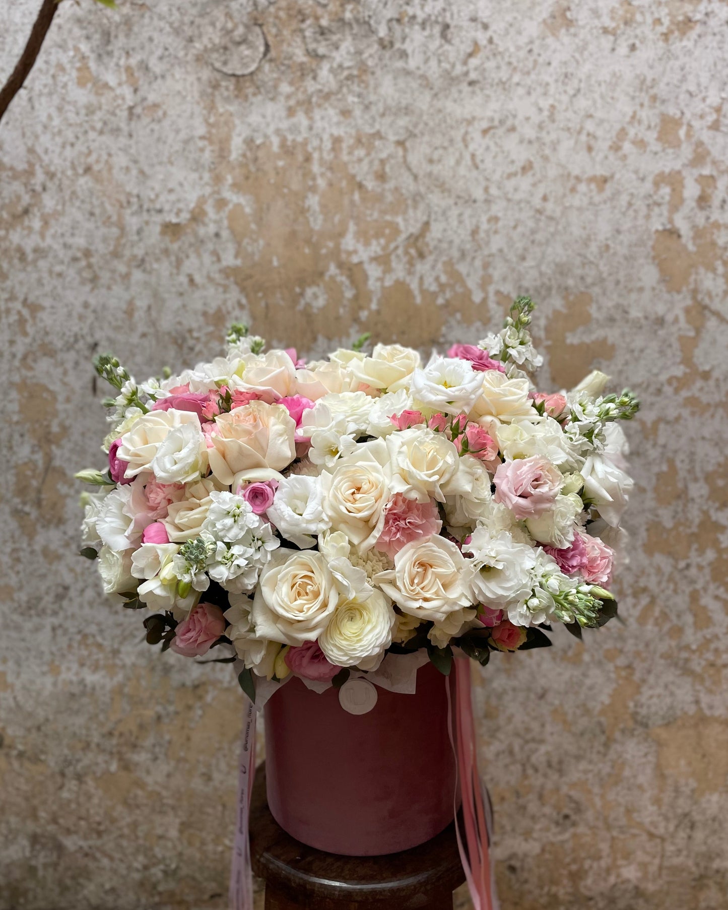 Flower arrangement white & pink in a hat box