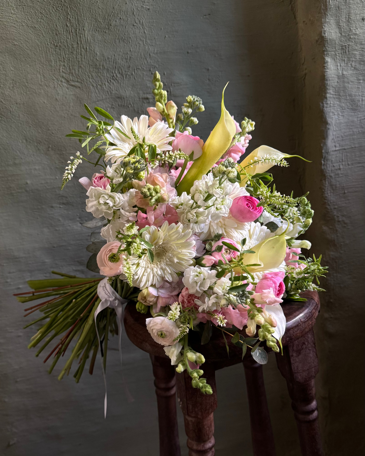 Bouquet mixed flower fluffy gentle hand-tied with gerberas
