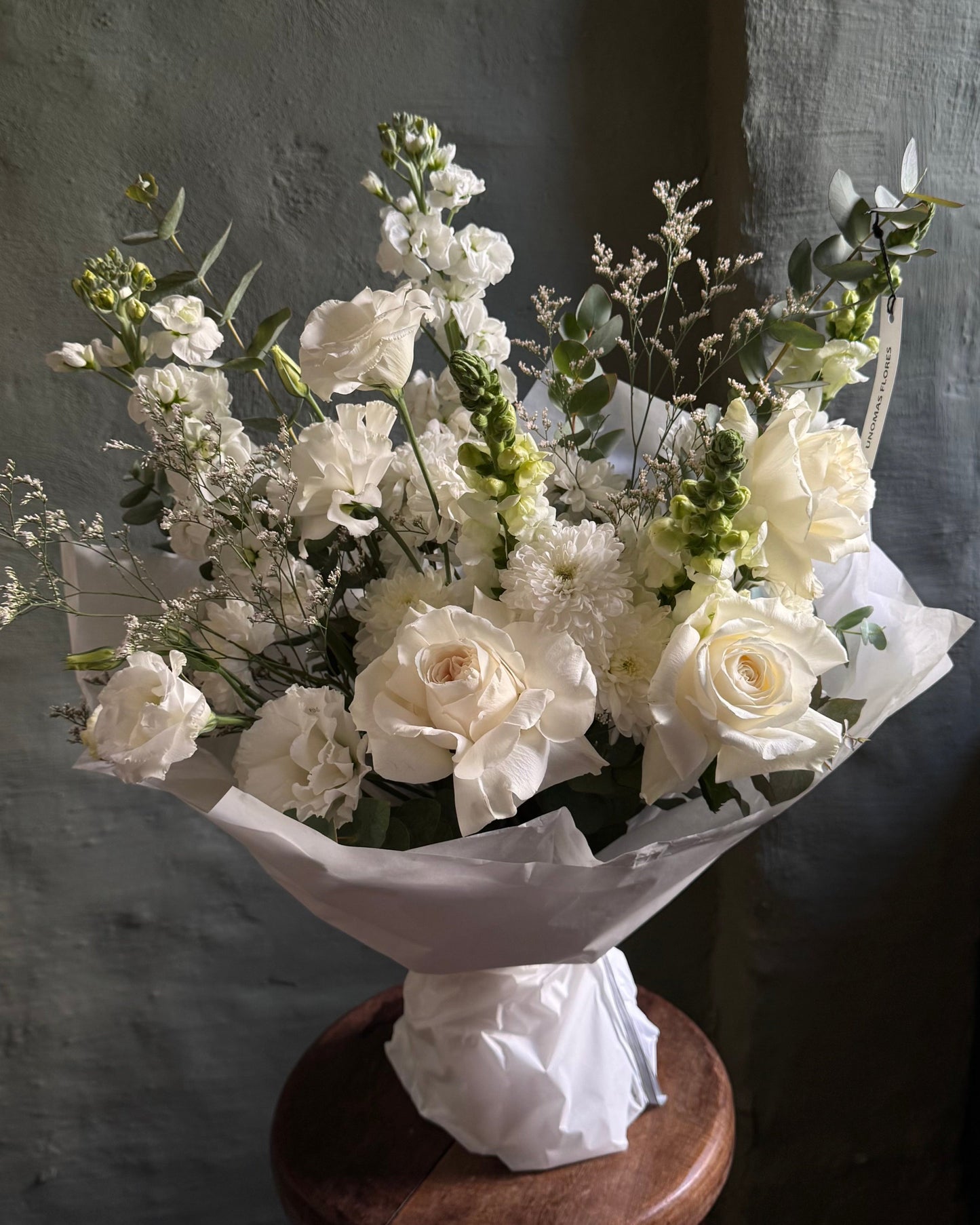 Ramo de flores blancas en ragalo envuelto