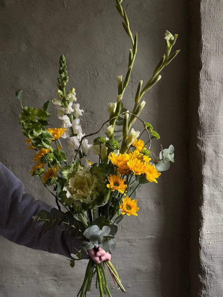 Ramo de flores variadas amarillas y verdes con brassica y gladiolos con cinta