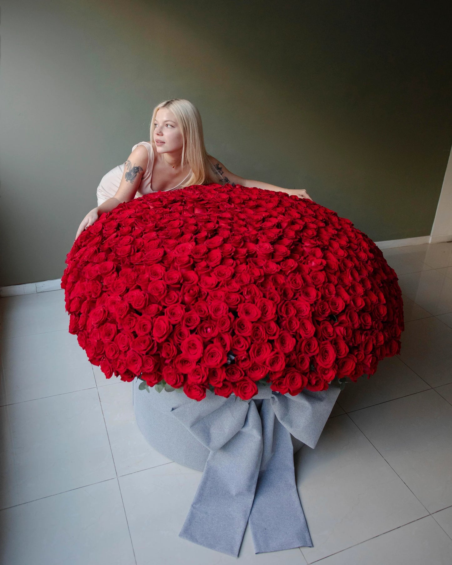 1001 rose arrangement in a box