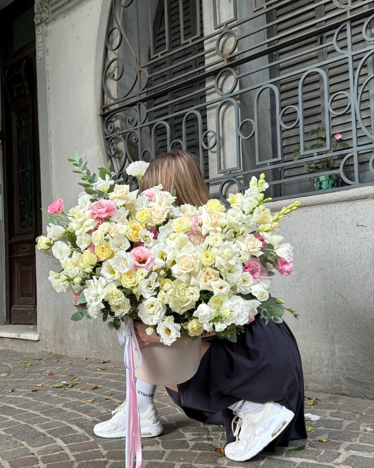 Flower arrangement big white & pink in a hat box