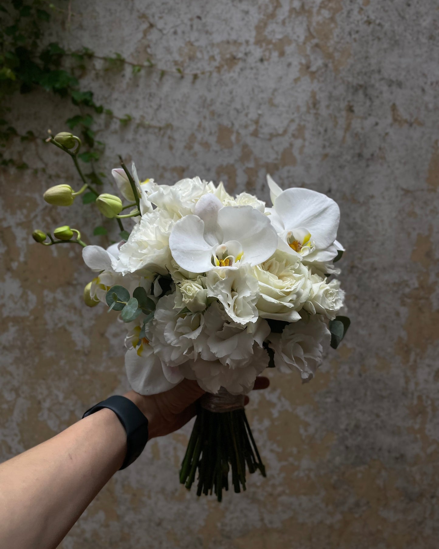 Ramo de novia blanco con orquídea y rosas ecuatorianas
