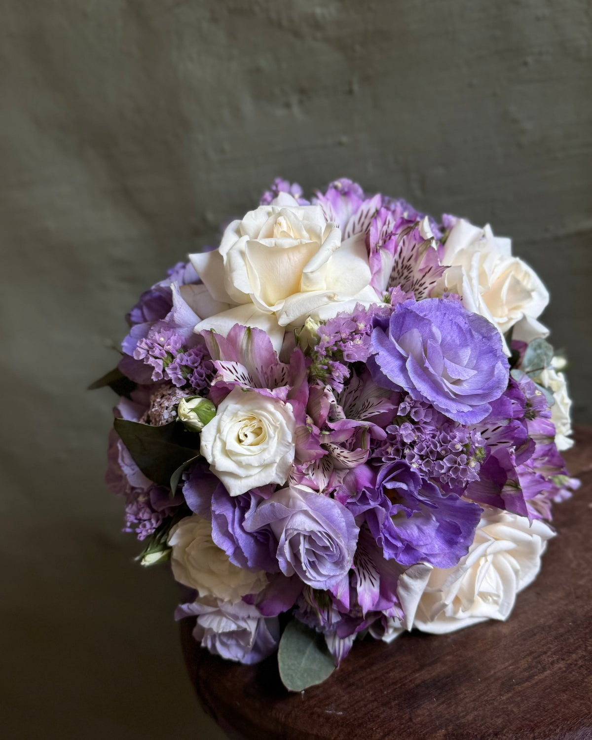 Ramo de novia blanco y violeta con rosas, lisianthus y alstroemerias