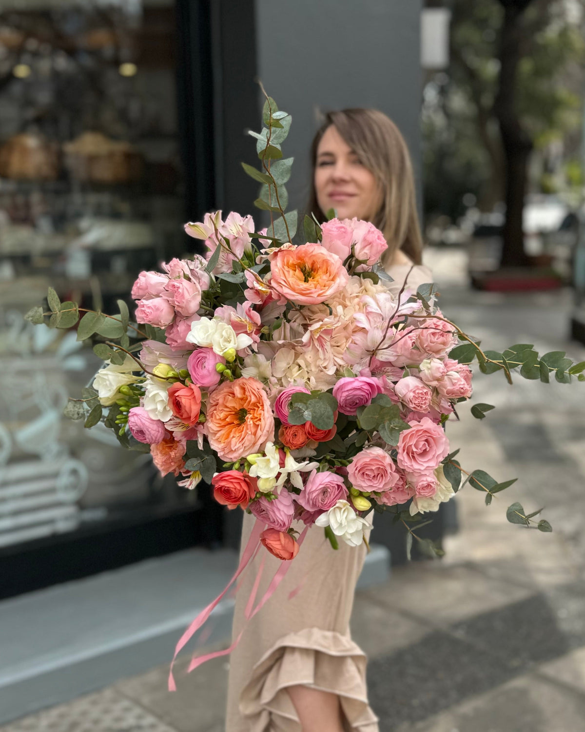 Ramo mixto de flores rosa y durazno con cinta con rosas ecuatorianas