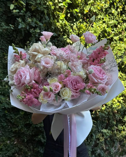 Ramo grande de flores blancas y rosa claro