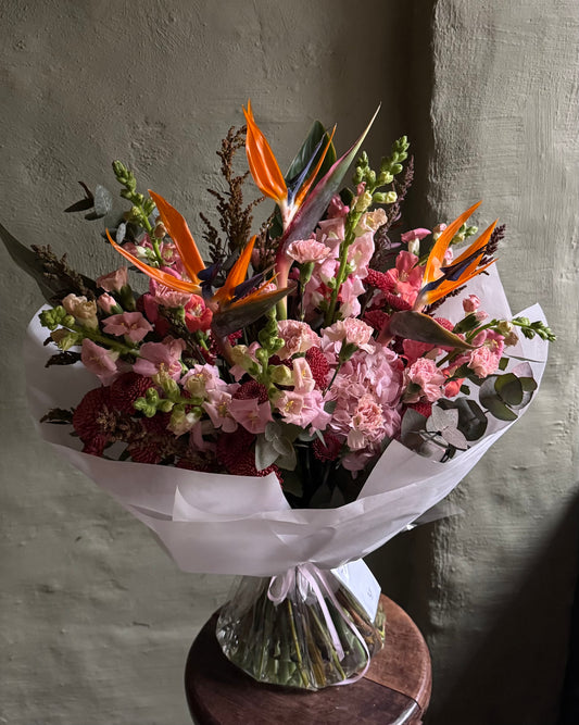 Ramo grande exótico con Strelitzia en papel pergamino
