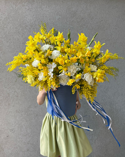 Flower arrangement bright white & yellow in a hat box