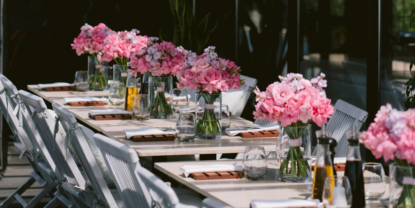 Event table decoration in bright pink colors
