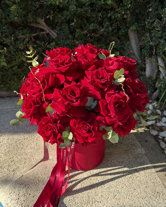 Arreglo floral de rosas rojas en caja roja unomas 