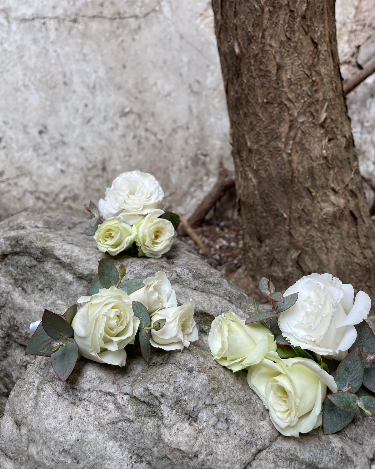 Ramo de novia blanco con rosas, ranúnculos y lisianthus boutonnieres