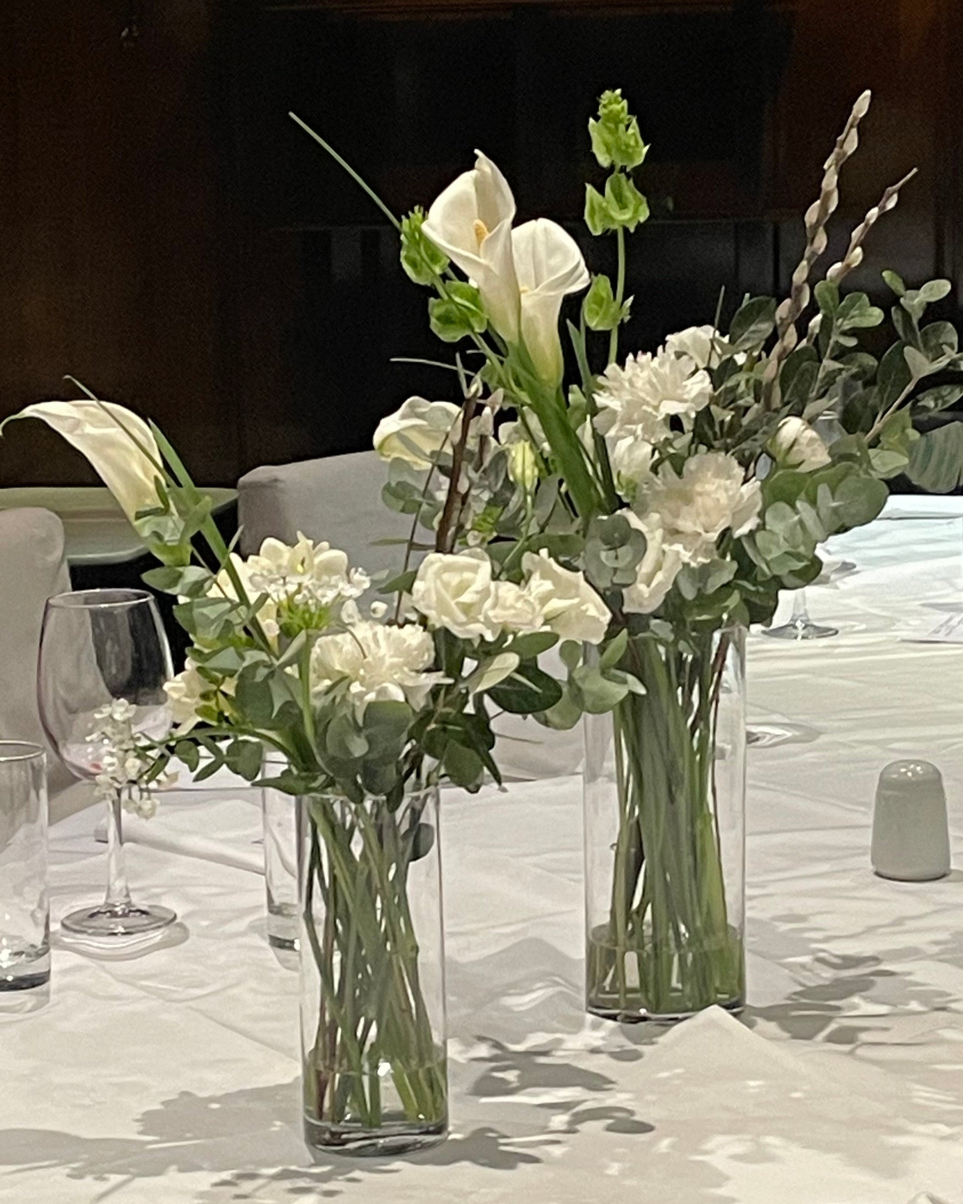 Decoration with floral arrangements in clear vases on a table 