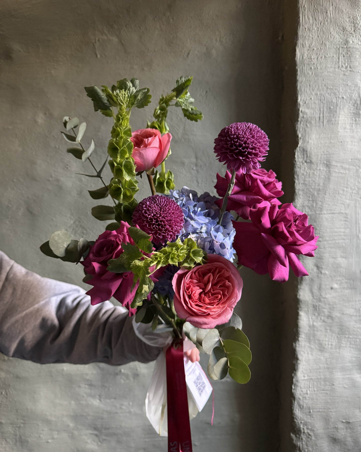 Ramo mixto de flores coloridas con rosas ecuatorianas y hortensias con cinta