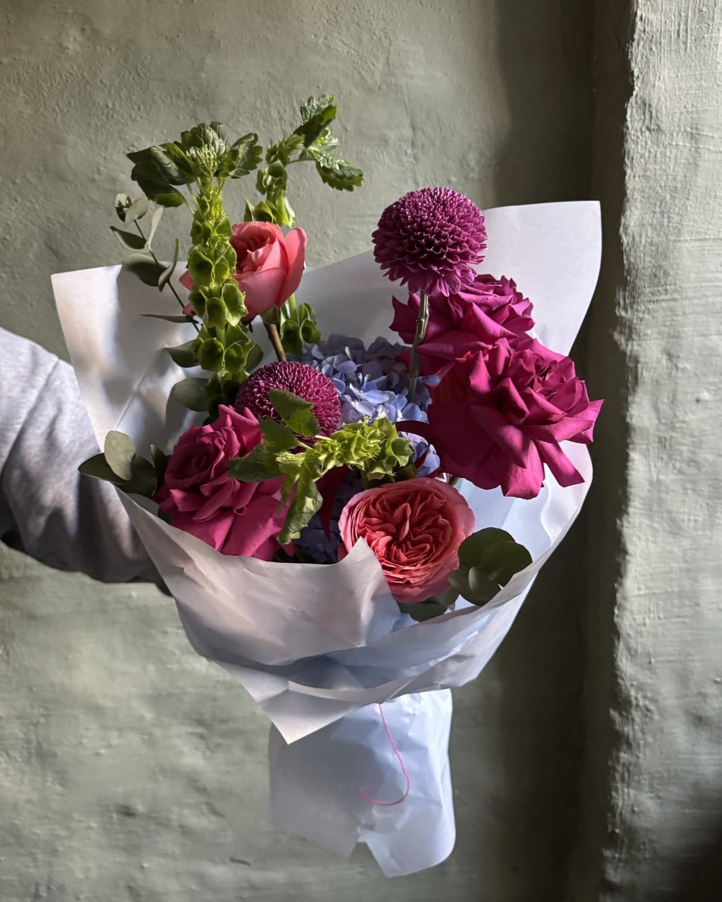 Ramo mixto de flores coloridas con rosas ecuatorianas y hortensias con cinta