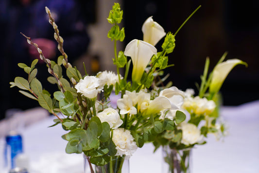 Event table flower decoration with calla lillies & lisianthus