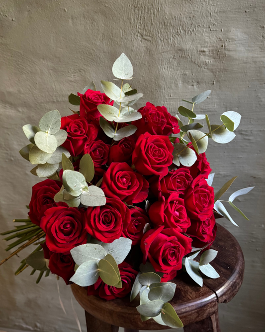 Bouquet mono con 27 rosas locales argentinas y eucalipto