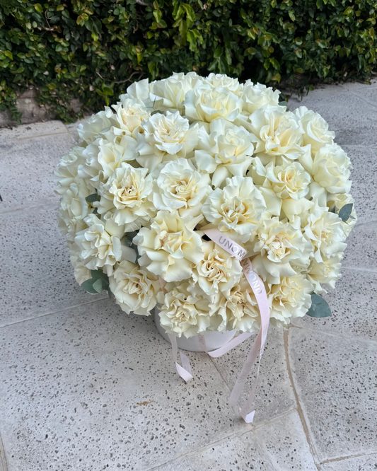 Arreglo floral grande con rosas blanco de Ecuador en un cachepot