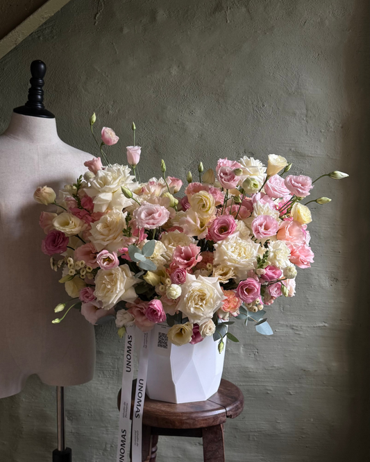 Arreglo floral en forma de corazón para el Día de San Valentín con flores de temporada, grande