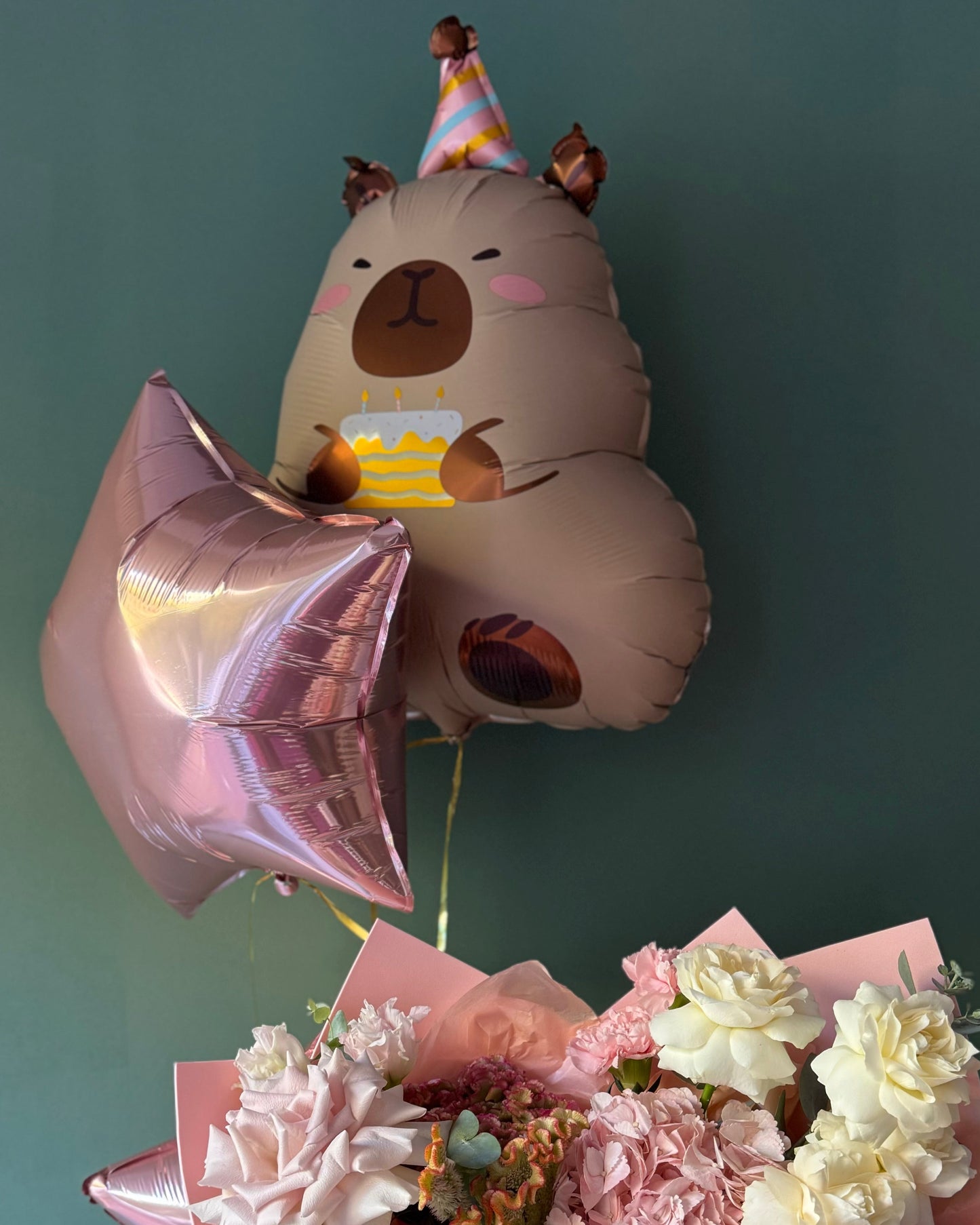 Foil Balloon Capybara with Cake with helium