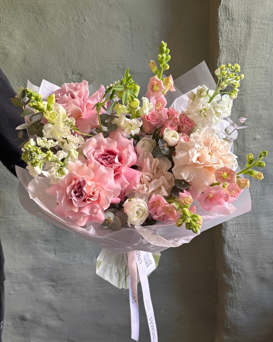 Bouquet mixed flower warm pink & white with Ecuador roses Cotton X-pression