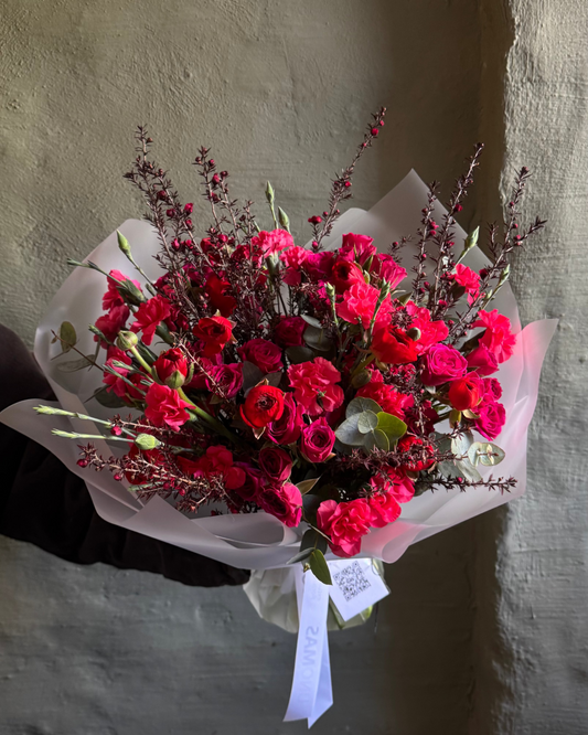 Bouquet mixed flower bright red with ranunculus & spray roses