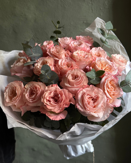 Bouquet mono with ecuadorian reflexed peach roses 19 pcs & eucalyptus