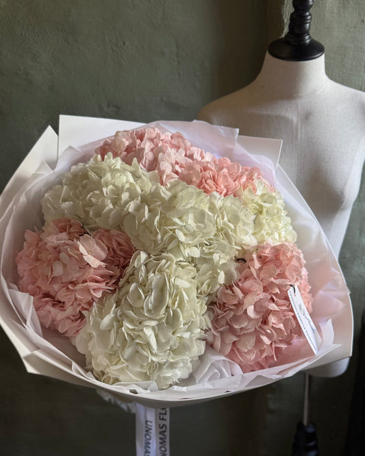 Bouquet mono with hydrangeas 9 pcs gift wrapped