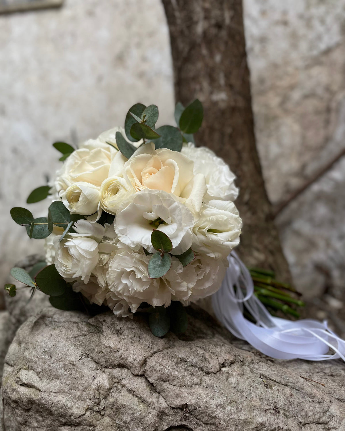 Ramo de novia blanco con rosas, ranúnculos y lisianthus