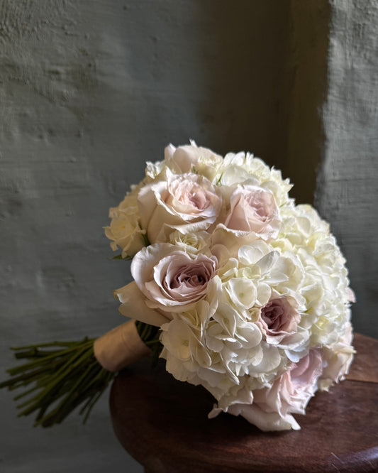 Bridal white & beige bouquet with Quicksand roses & hydrangea