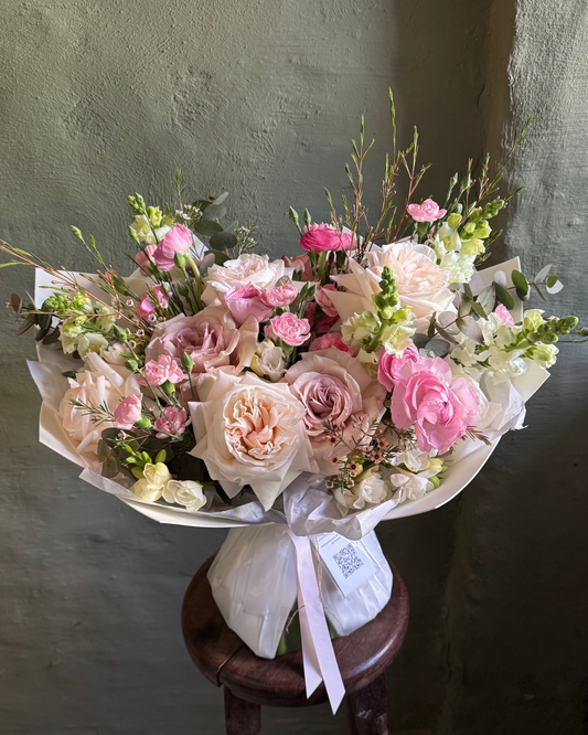 Bouquet mixed flower gentle with roses & hydrangea gift wrapped