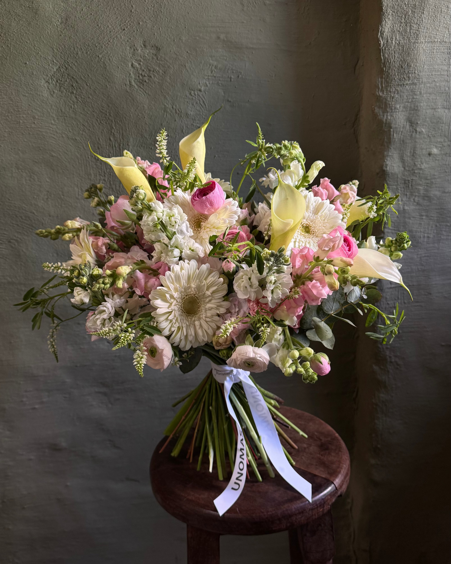Bouquet mixed flower fluffy gentle hand-tied with gerberas