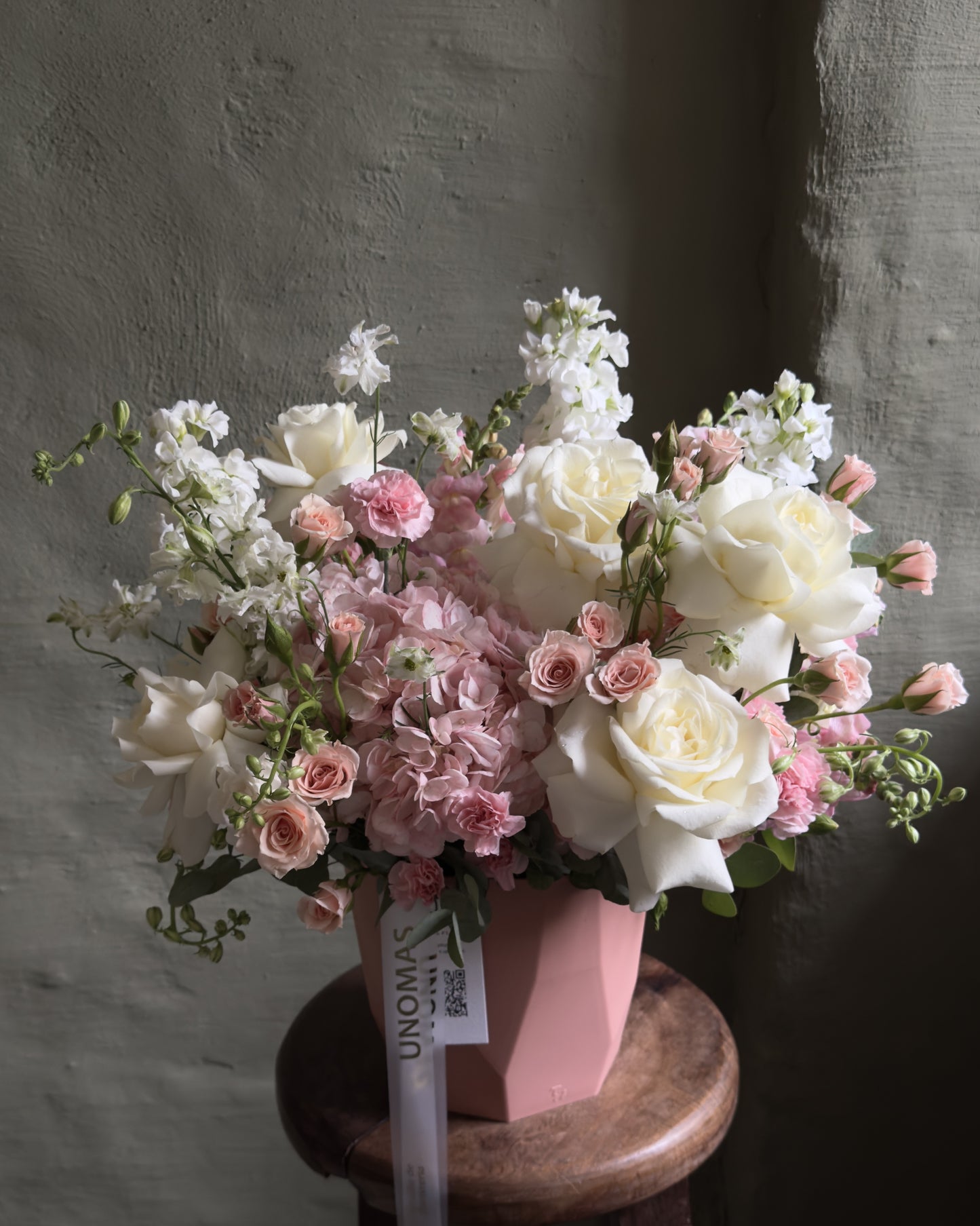 Floral arrangement gentle pink & white with hydrangeas & roses in a dusty pink cachepot