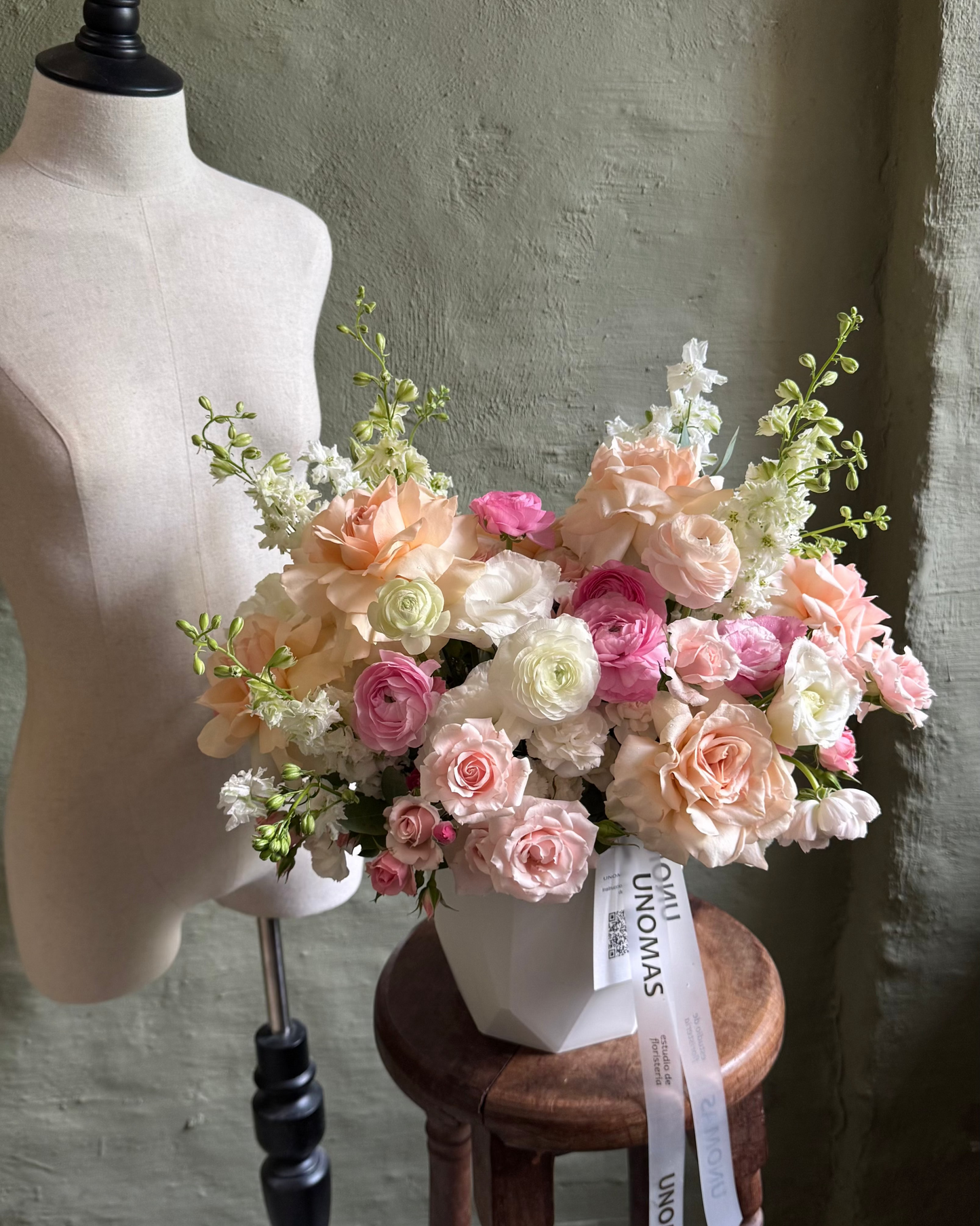 Arreglo floral delicado con rosas de ecuador y marimonias en cachepot blanco