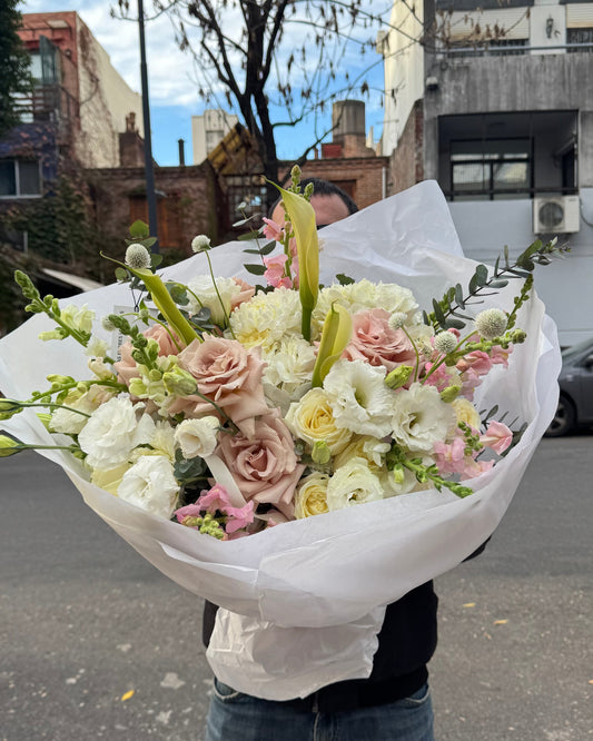 Букет микс нежный под ленту с каллами и розами Эквадор