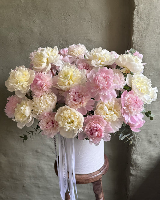 Floral arrangement mono with peonies in a hat box