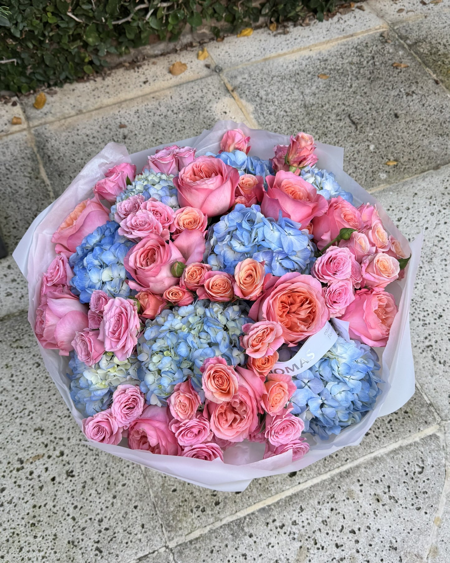 Ramo mixto de hortensias azules y rosas ecuatorianas rosa intenso envuelto para regalo