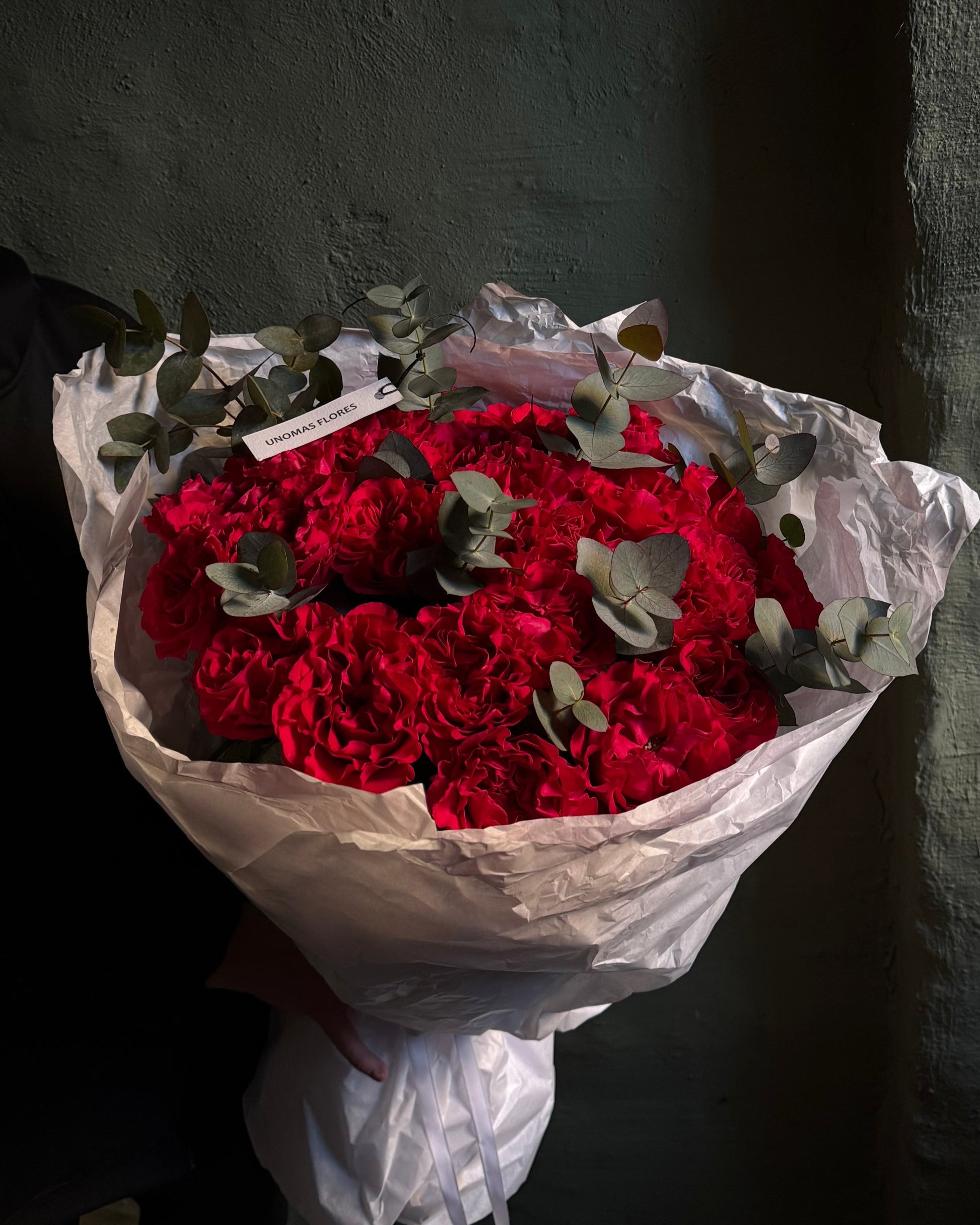 red roses mono bouquet 