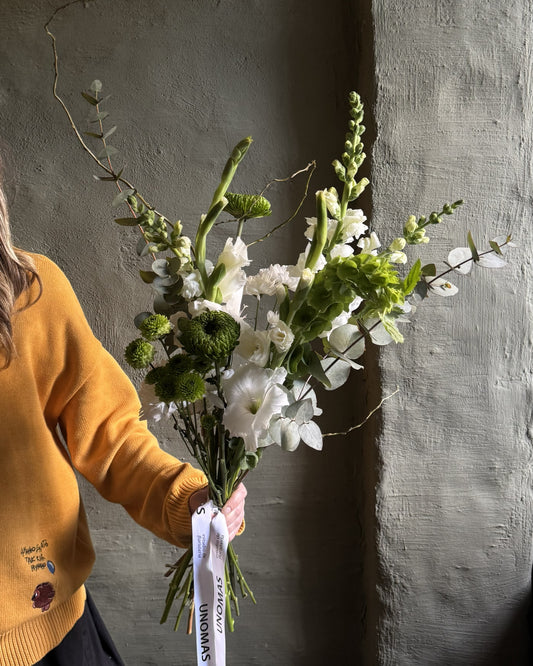 Ramo de flores mixtas con crisantemos verdes y gladiolos blancos con cinta