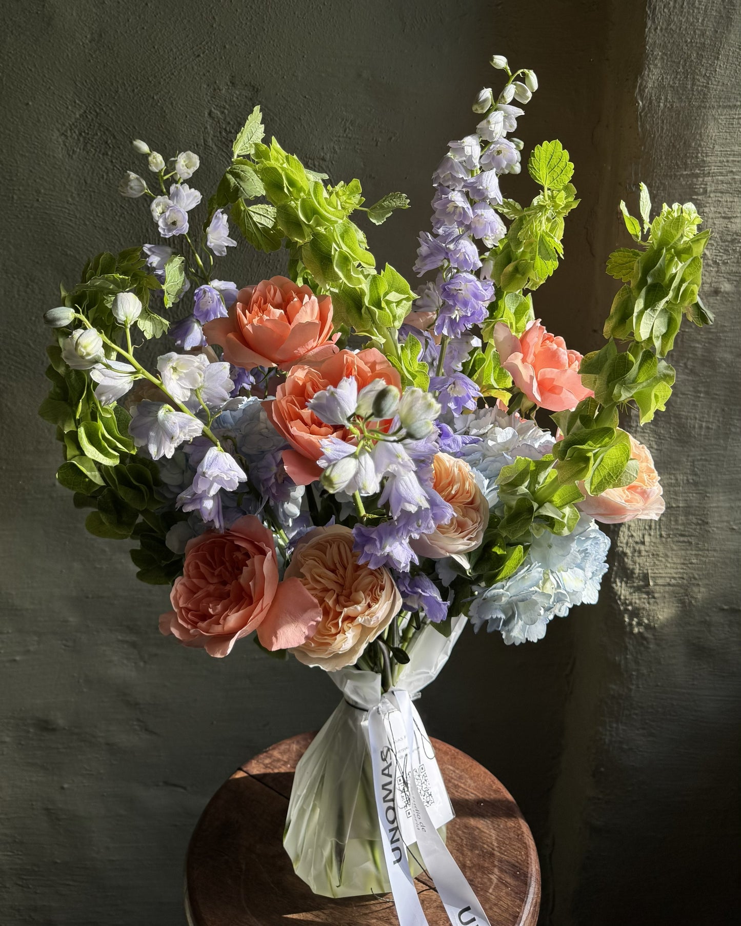 Ramo mixto de flores alegre con delfinios y rosas de Ecuador con cinta
