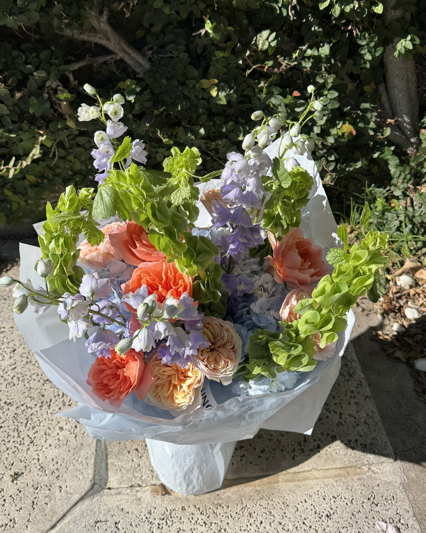 Ramo mixto de flores alegre con delfinios y rosas de Ecuador con cinta