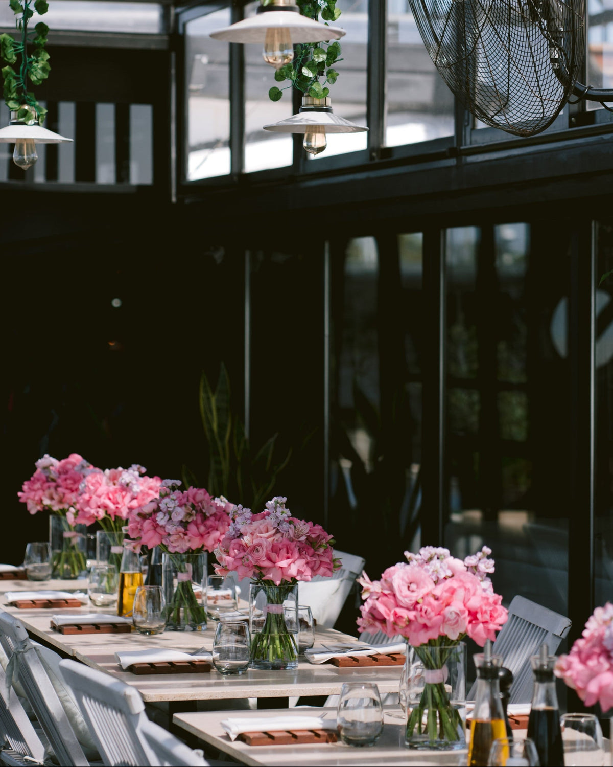 Decoración floral de mesas para casamiento con flores rosas y rosas ecuatorianas