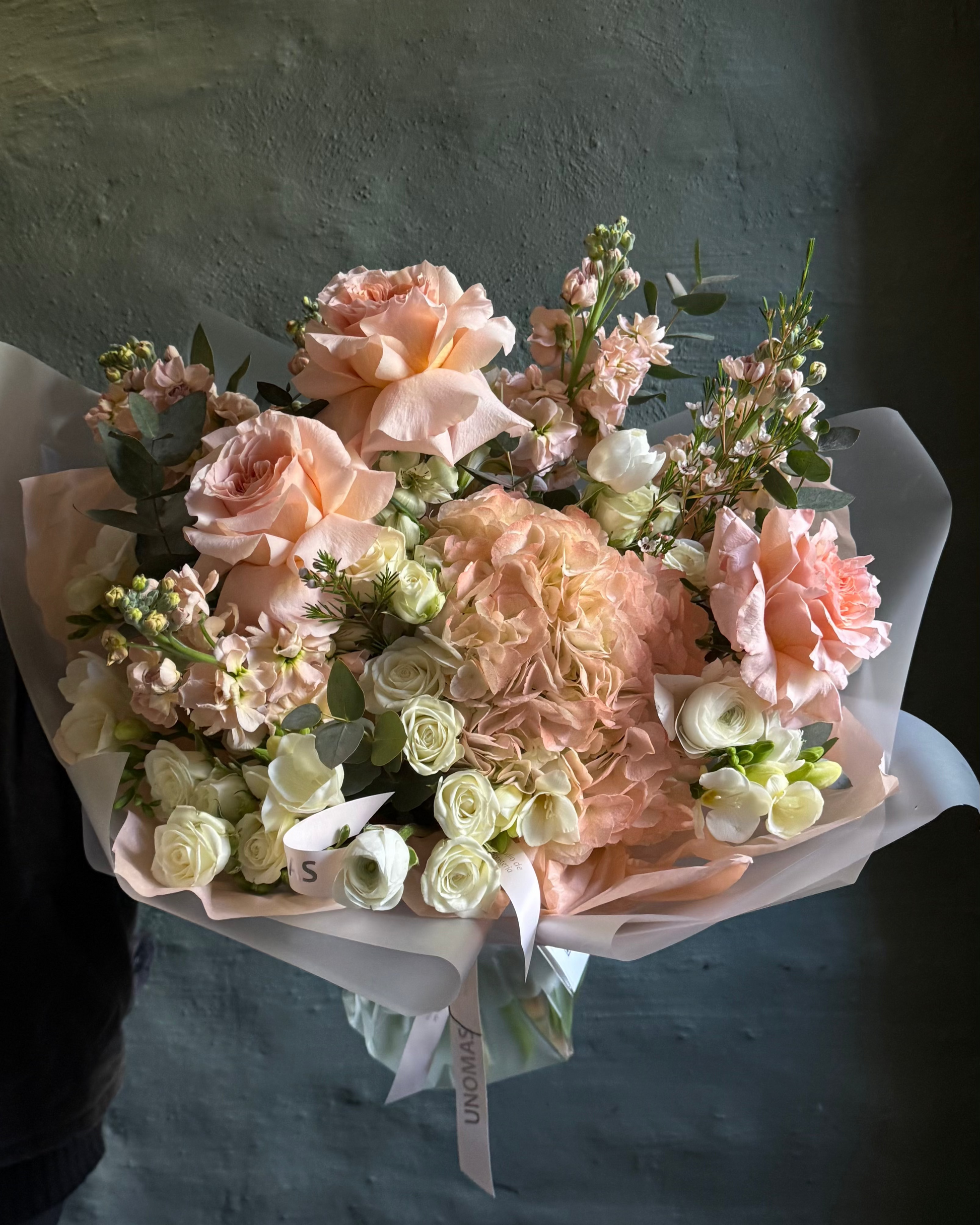 Ramo de flores mixtas grande en tono durazno, con rosas ecuatorianas y hortensias