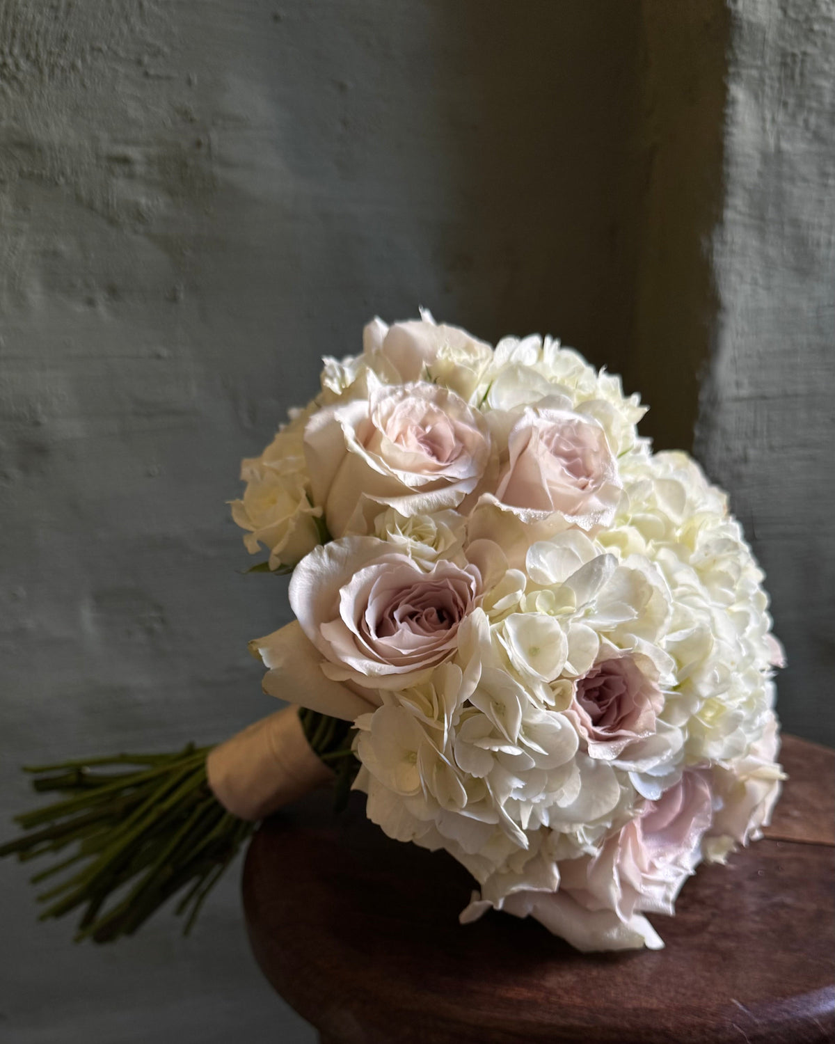Ramo de novia blanco y beige con rosas Quicksand y hortensias con rosas ecuatorianas