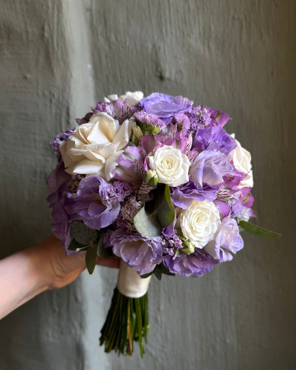 Ramo de novia blanco y violeta con rosas, lisianthus y alstroemerias